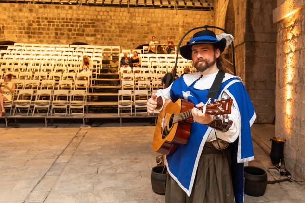 Dubrovnik: Otvoren 12. Midsummer Scene Festival premijerom predstave "Jedan za sve"