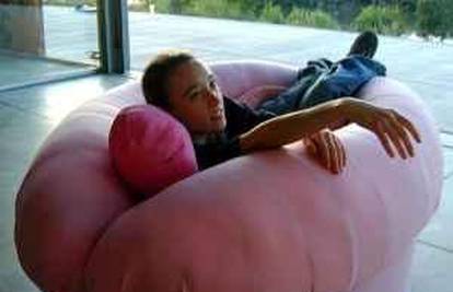 Prodaje se ružičasti kauč u obliku ženske vagine