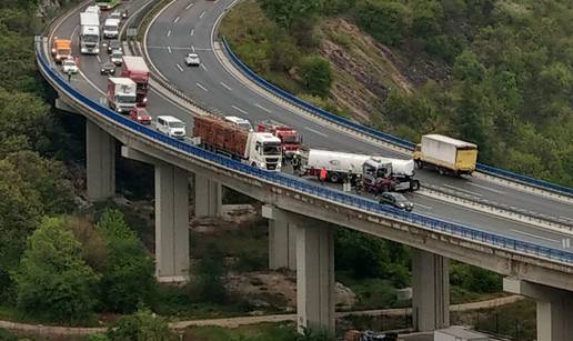 Izbjegnuta tragedija: Cisterna 'zaplesala' i stala nasred ceste