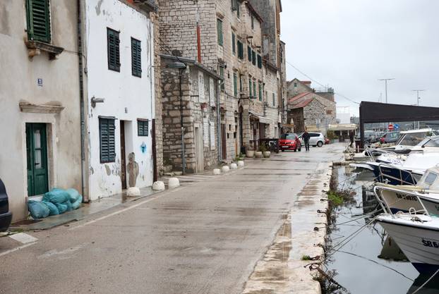 Šibenik: Jugo potopilo Dolac, cijela riva je pod morem