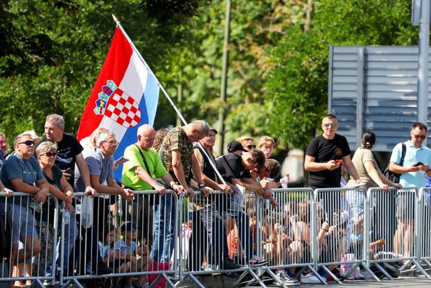 Zagreb: Građani se okupljaju duž trase vojnog mimohoda