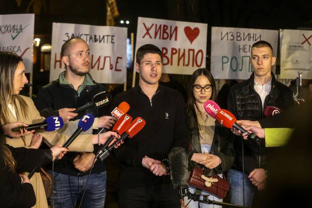 Beograd: Studenti koji žele studirati postavili su šatore ispred Generalnog sekretarijata Republike Srbije