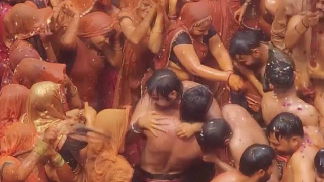 Festival u Indiji: Žene se ‘osvećuju’ muškima, trgaju im odjeću, udaraju ih