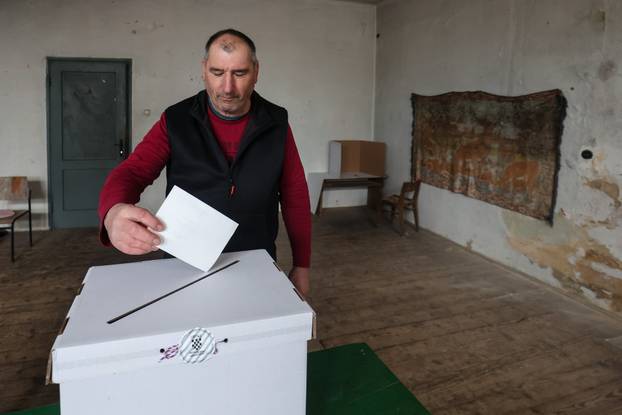 Škola u Željeznom Žumberačkom odavno se ne koristi, ali danas je otvorena zbog izbora