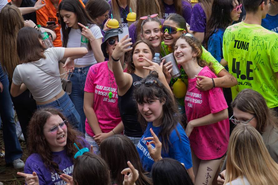 Dubrovnik: Dubrovački srednjoškolci kao i njihovi vršnjaci diljem Lijepe naše slave kraj škole