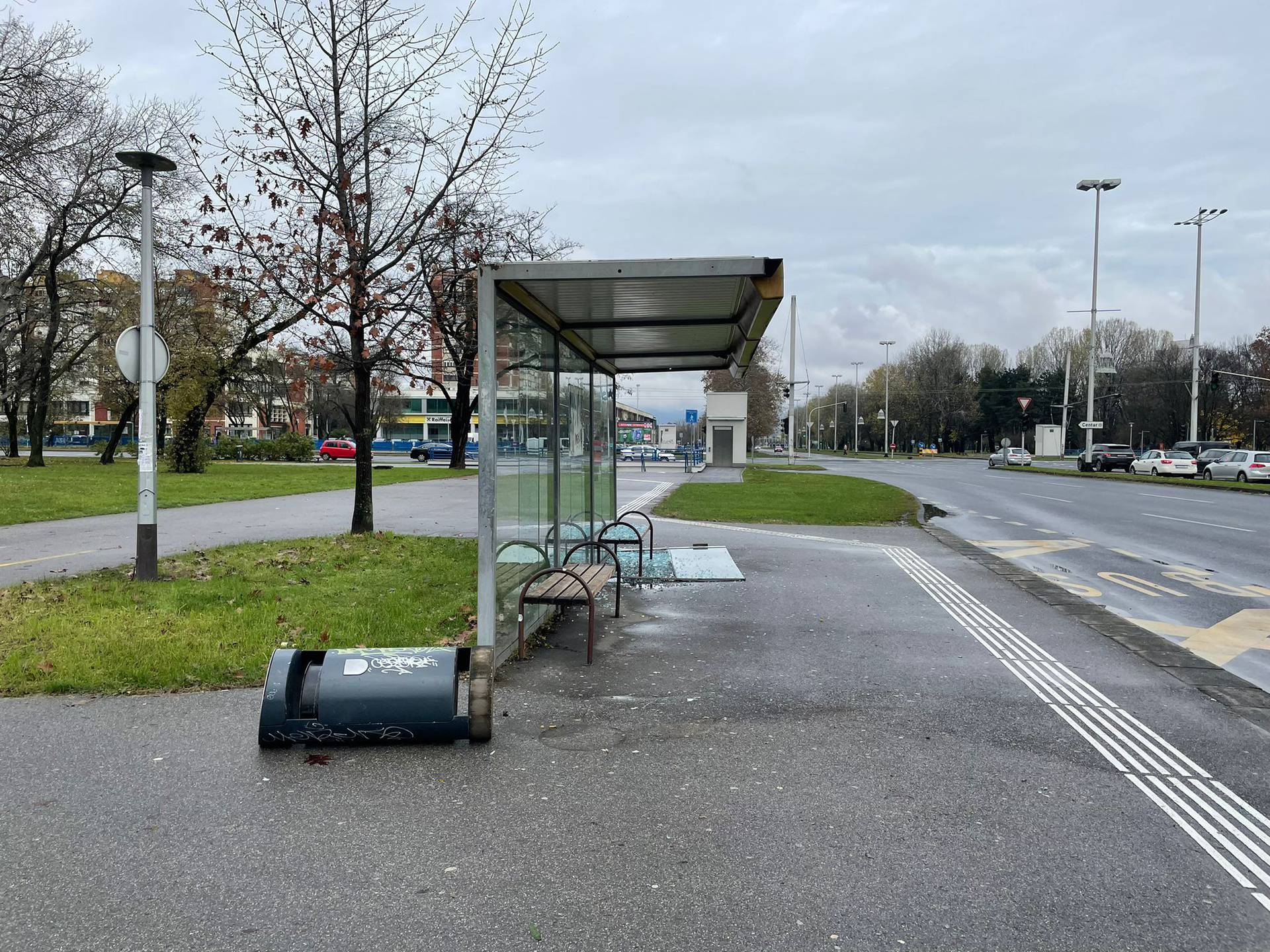 Drama u Zagrebu: Zaustavljen bus, policija, hitna i razbijena stanica: 'Jedan je ozlijeđen'