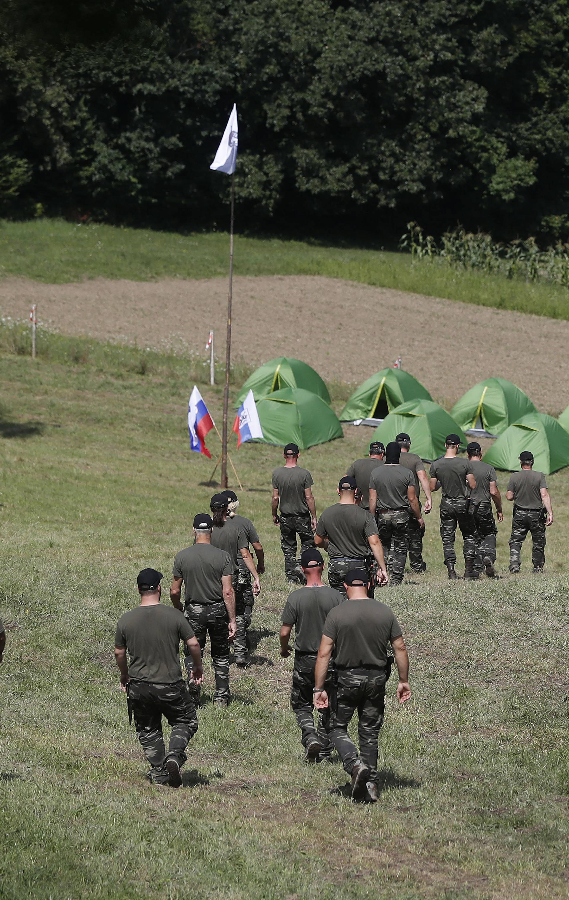 Prate imigrante i prijavljuju ih policiji: 'Ne damo im Sloveniju'