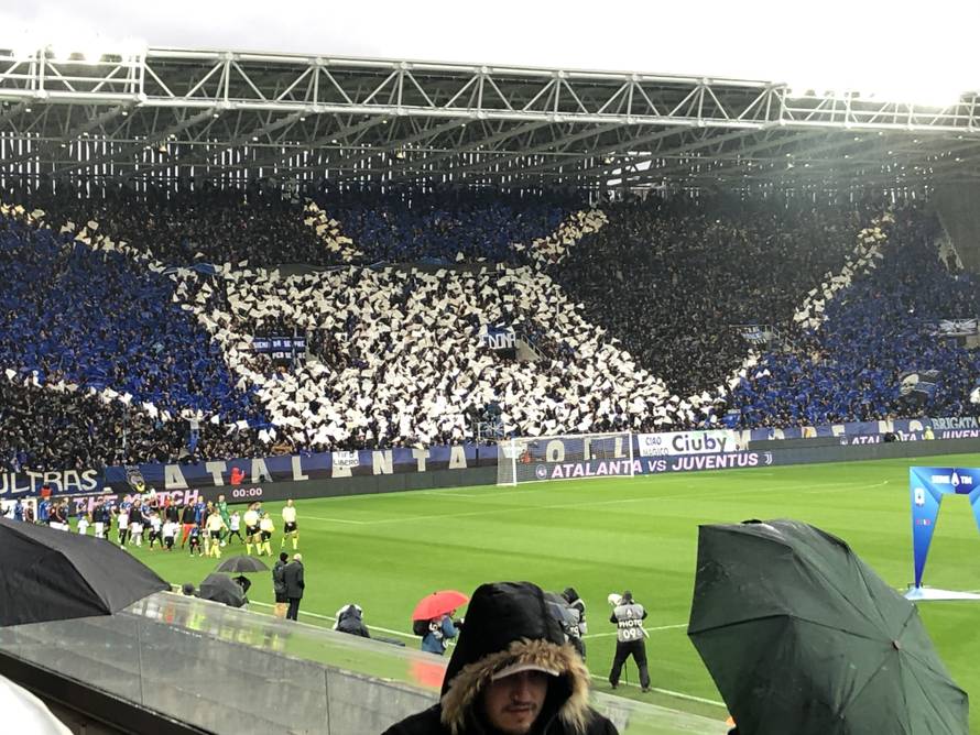 Kiša lije, a stadion 'gori': Bez dokumenata nema na utakmicu