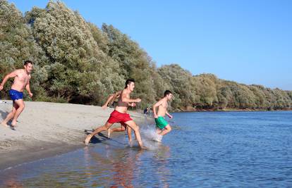 Osječani uživaju u produženoj sezoni kupanja na rijeci Dravi 