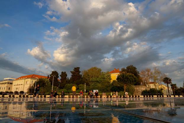 Zadar: Turisti uživaju u zalasku sunca