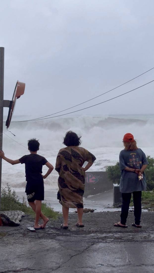 Super Typhoon Ragasa peripheral brings in rain to southeast Taiwan