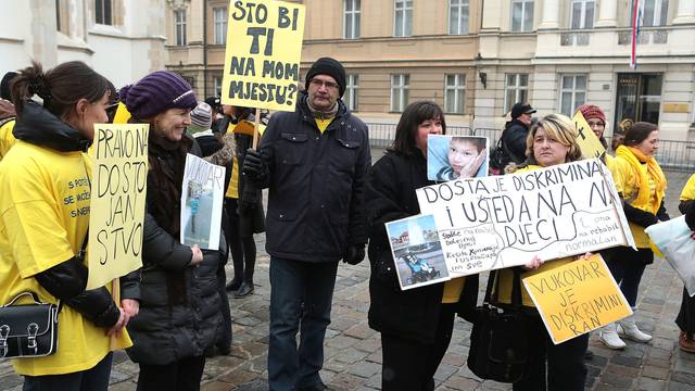 Zagreb: Mirni prosvjed "pomozimo djeci s invaliditetom" na Trgu svetog Marka
