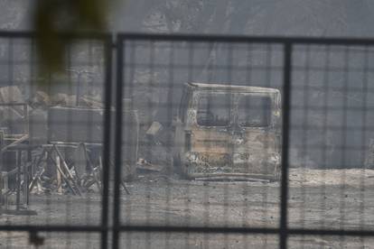 FOTO Teška noć u Tučepima: Umorni vatrogasci leže na cesti, vatra zahvatila kuće, ranč...