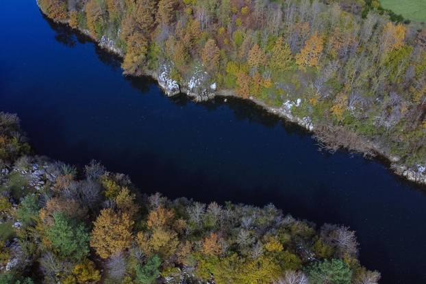 Pogled iz zraka na predivnu rijeku Liku u jesen koja osvaja na prvi pogled