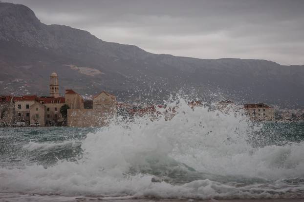 Olujno jugo zahvatilo Kaštela