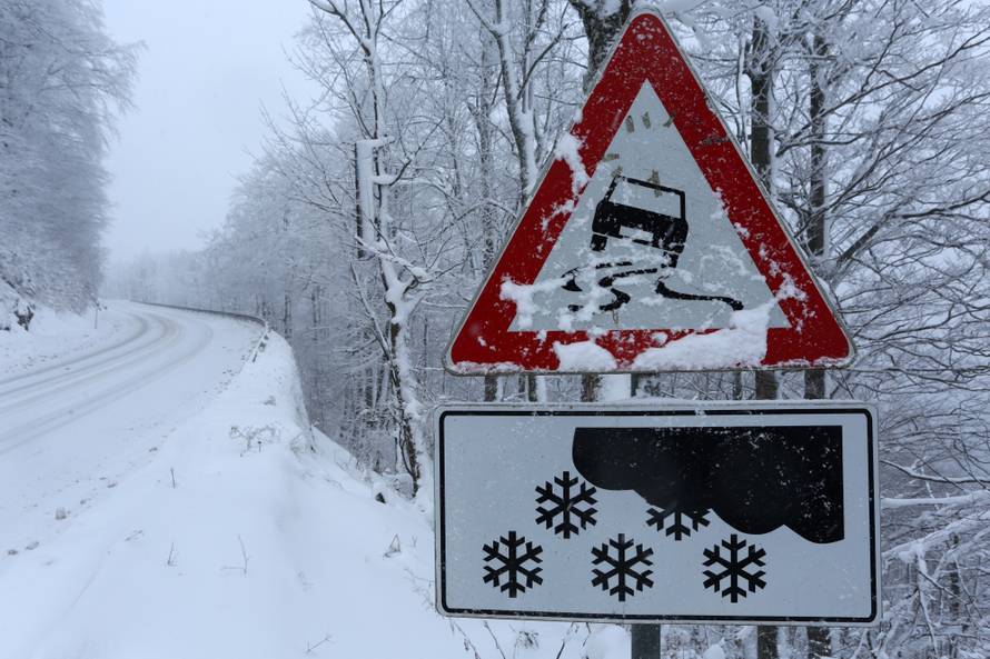Vozači zapeli u Lici: Stoje već 5 dana, snijeg još neće prestati