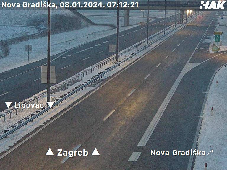 FOTO Vozite oprezno. U Slavoniji i dalje pada snijeg, a olujna bura zatvorila je autocestu A1