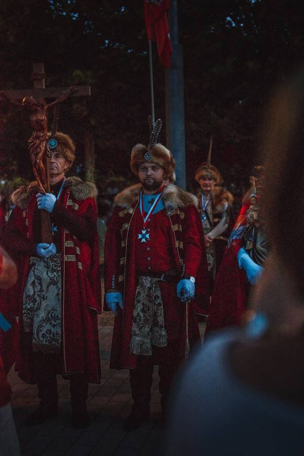 Sekta u crvenim plaštevima začudila vjernike  u Međugorju: Pogledajte o kome se radi