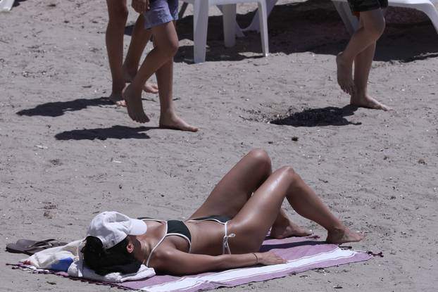 Split: Bačvice pune kupača uslijed toplog vremena