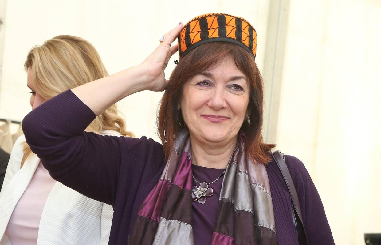 Držala je svijeću Karamarku, a sad će promovirati demokraciju