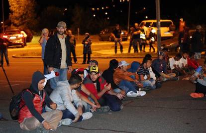 Izbjeglice su blokirale granični prijelaz: Prosvjed na Bregani