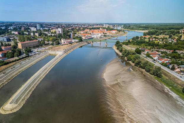 Pogled iz zraka na rekordno nizak vodostaj rijeke Drave kod Osijeka