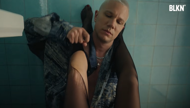 FOTO Relja i Nikolija šokirali publiku bizarnim spotom: 'Pa kao da im držimo svijeću...'