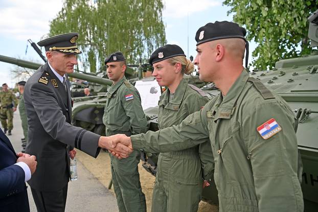 FOTO Pogledajte vježbe HV-a i policije u Okučanima: Borbe, eksplozija i skok padobranom!