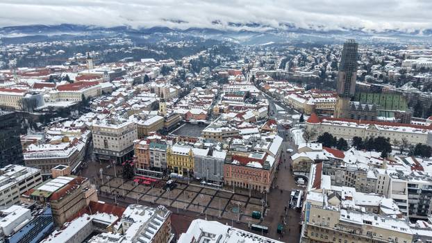 Pogled iz zraka na centar Zagreba prekriven snijegom