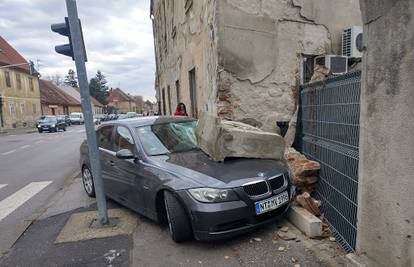 Jurio je u BMW-u i telefonirao: Udario u kuću, zid pao na auto