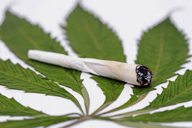 Joint auf einem Cannabisblatt, joint on a Cannabis leaf