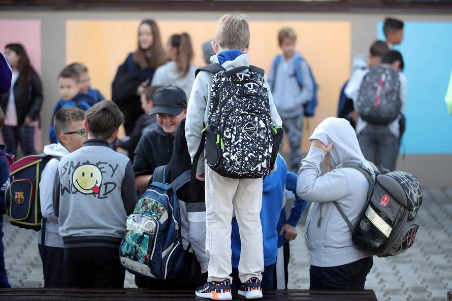 Zagreb: Radosni Å¡kolarci dolaze na prvi dan nastave u OÅ  Medvedgrad