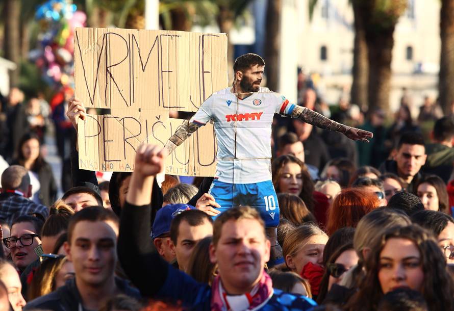 Split: Navijači se okupili na rivi iščekujući dolazak Vatrenih