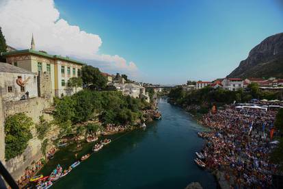 
Mostar: Finalno natjecanje najboljih svjetskih skakača Red Bull Cliff Divinga 