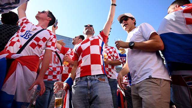 Rotterdam: Navijači ispred stadiona uoči utakmice Hrvatske i Nizozemske