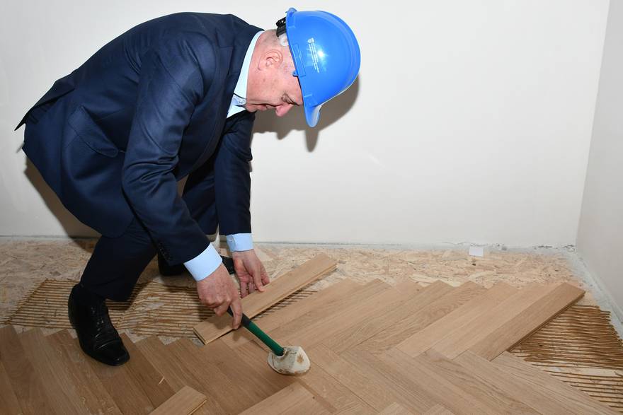 Sisak: Ministar Bačić obišao radove na obnovi Gimnazije i Učenićkog doma