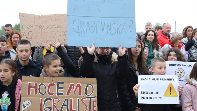 FOTO Prosvjed roditelja pred OŠ Dragonožec: 'Obećali ste, dajte nam školu', 'Škola nije projekt'