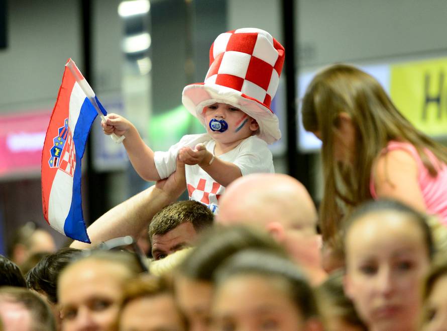Tisuće ljudi dočekale 'vatrene'! Navijači skandirali Anti Čačiću
