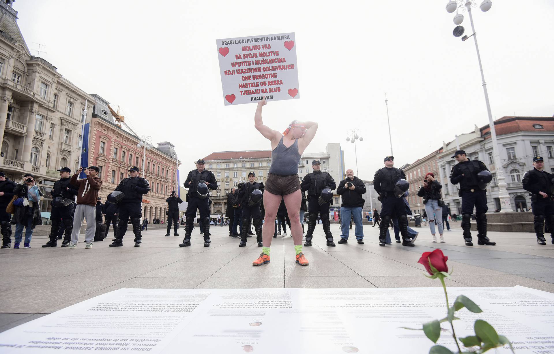 Zagreb: Prosvjednici na Trgu bukom pokušali ometati molitelje krunice