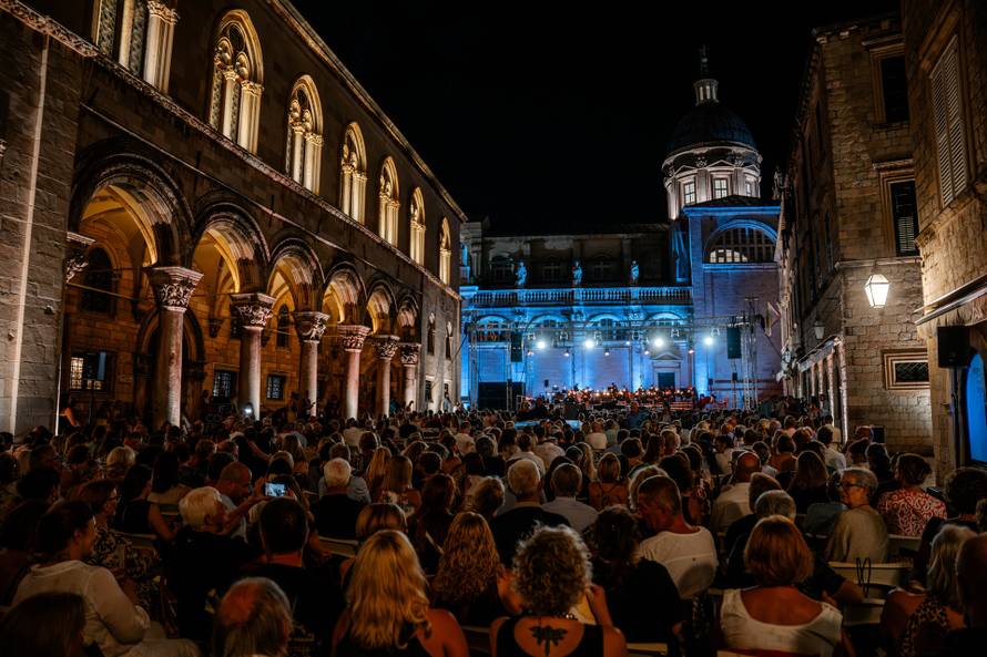 Večer vrhunske glazbe i ovacije za legendarnog tenora: Jose Carreras oduševio Dubrovnik