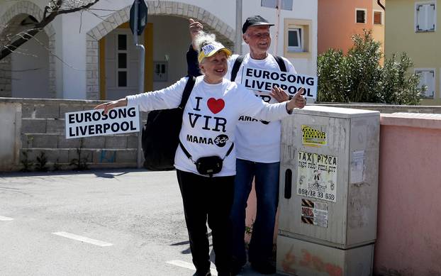 Bračni par s Vira stopira do Liverpoola kako bi pružili podršku Letu 3 na Eurosongu