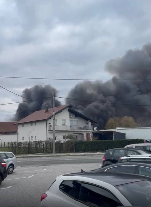 FOTO Strašne scene iz Sesveta: Požar u hali, diže se gusti dim