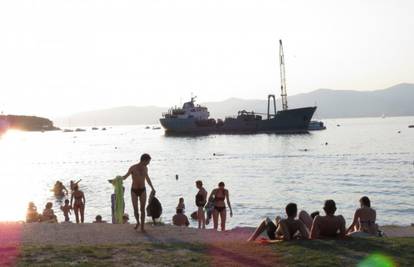 Odsukali su prvi od tri broda s Marjana: Završit će u rezalištu