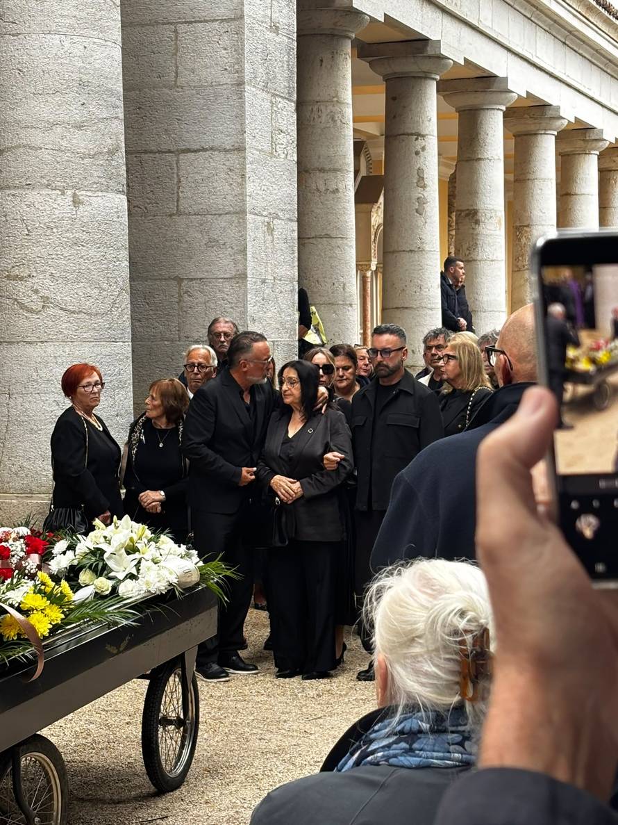 Slomljeni Tony Cetinski oprostio se od oca Mirka. Stotine ljudi došlo je na pogreb u Rovinj