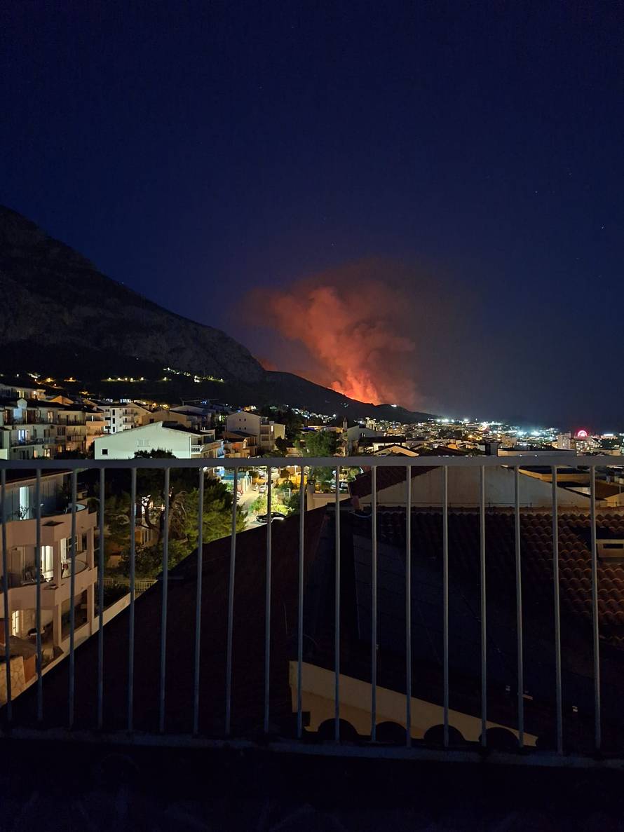 VIDEO Požar u Tučepima se brzo širi: 'Strah nas je, pepeo je po gradu. Zvukovi sirena odjekuju'