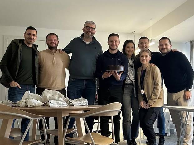 FOTO Ivan Rakitić dobio tortom u lice! Fotke s rođendana su hit