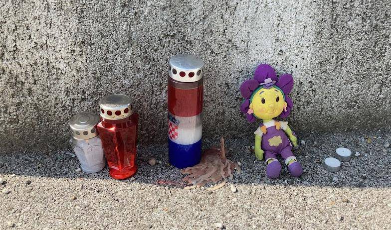 Tuga pred kućom strave: Netko je ostavio igračku kod mjesta gdje je otac ubio troje djece