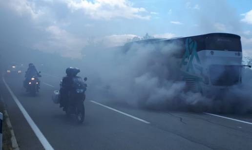 Autobus je dimio poput starog Wartburga, putnici pobjegli van