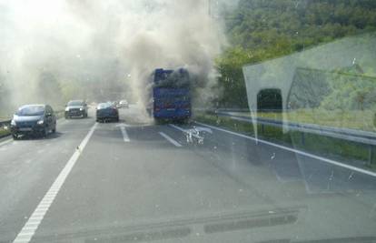 Ispred tunela Učka zapalio se bus, ozlijeđenih nema