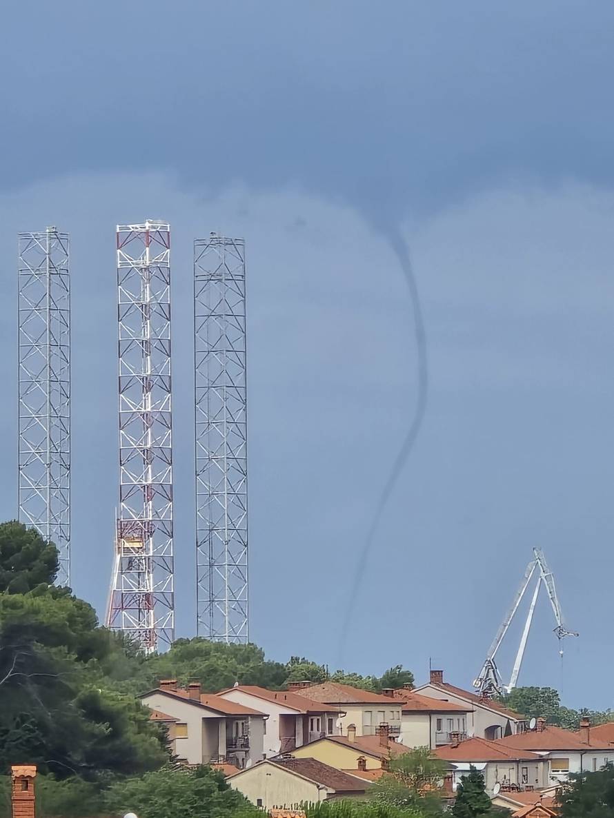 VIDEO Snimili megapijavicu kod Pule: 'Bila sam uzbuđena, tako veliku nikad nisam vidjela...'